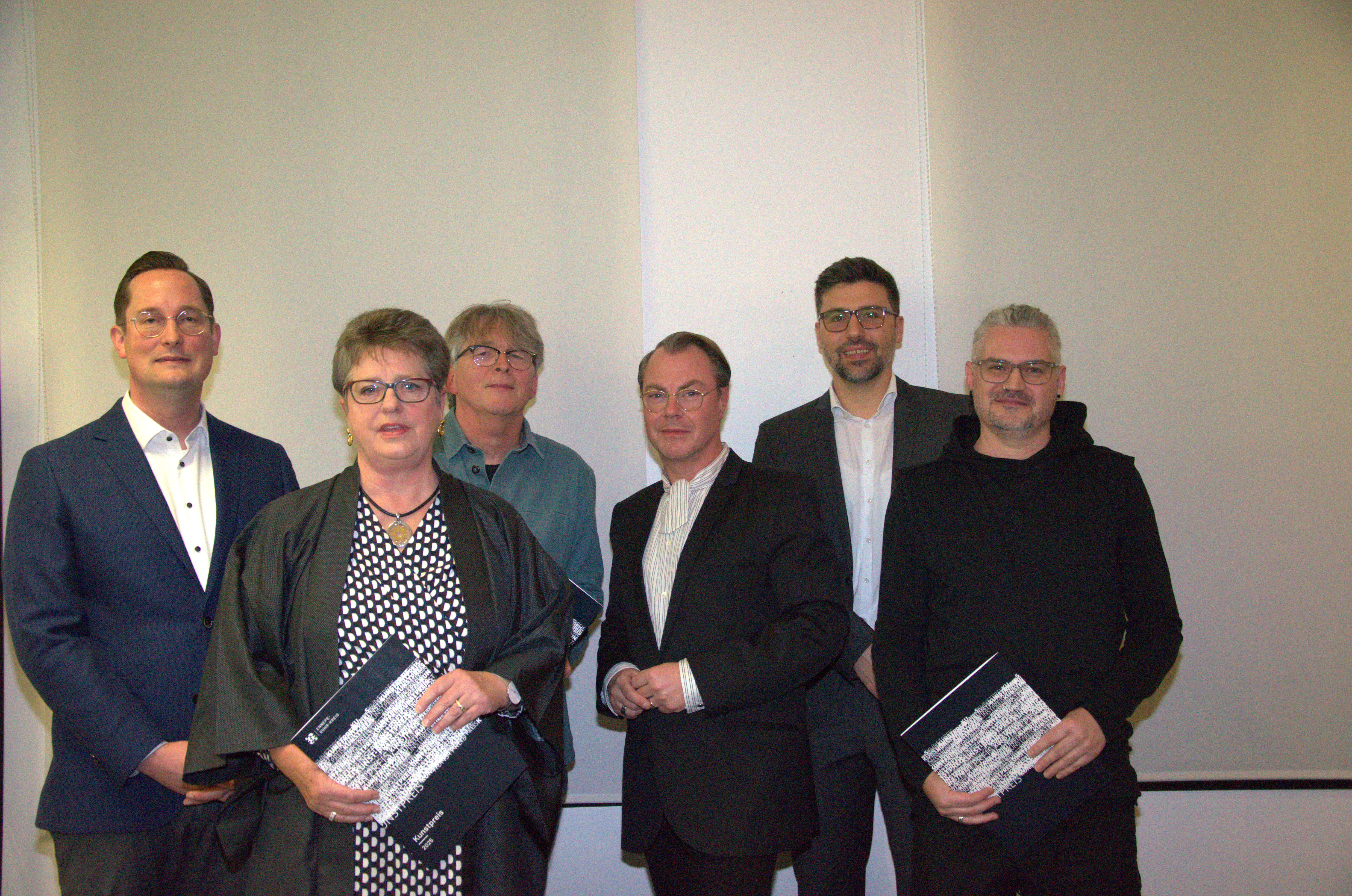 Von links nach rechts sind Landrat Jan-Christoph Schaberick, die Preisträgerin Gabriele  Reckhard, der Preisträger Thomas Koch, Juryvorsitzende und Institutsleiter des Märkischen Museums Witten, Christoph Kohl, der Vorsitzende des Ausschusses für Sport, Freizeit, Kultur und Tourismus, Tim Richter, sowie der Preisträger Marc Bühren abgebildet. 