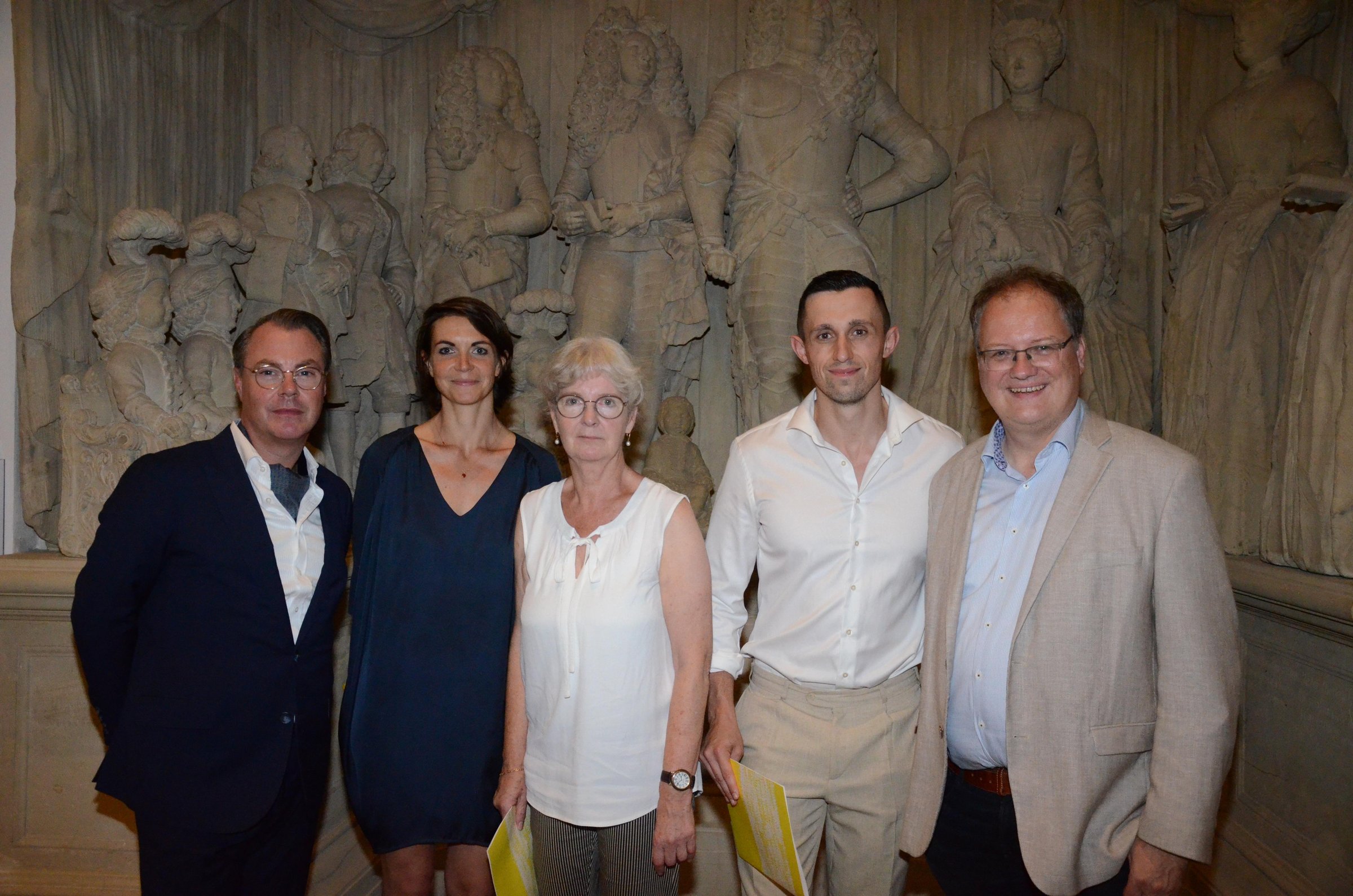 Das Bild zeigt von links nach rechts den Leiter des Märkischen Museums Witten, Christoph Kohl, die Preisträgerin Sophia Kirst, die Preisträgerin Christiane Heller, den Preisträger Dmytro Geshengorin sowie den Landrat des Ennepe-Ruhr-Kreises, Olaf Schade.