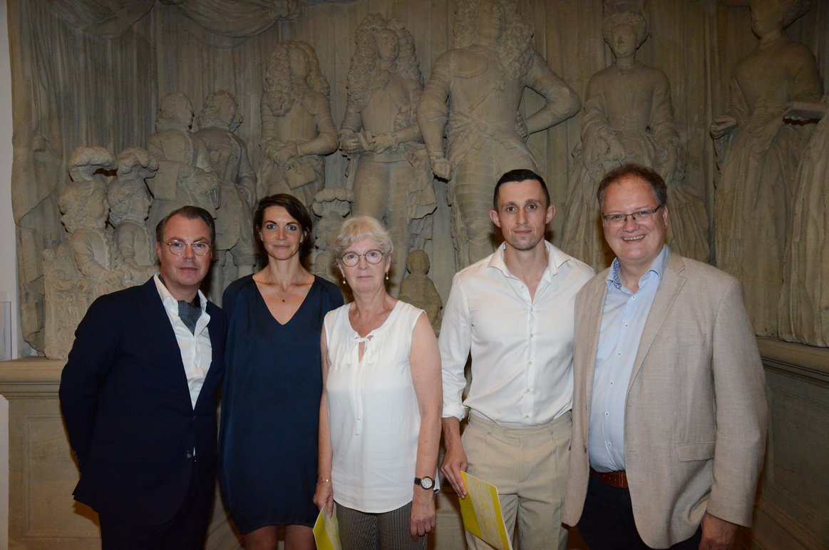Foto der Preisträgerinnen Sophia Kirst, Christiane Heller (2. und 3. von links), Preisträger Dmytro Geshengorin (2. von rechts), Museumsleiter Christoph Kohl (1. von links), Landrat Olaf Schade (1. von rechts)